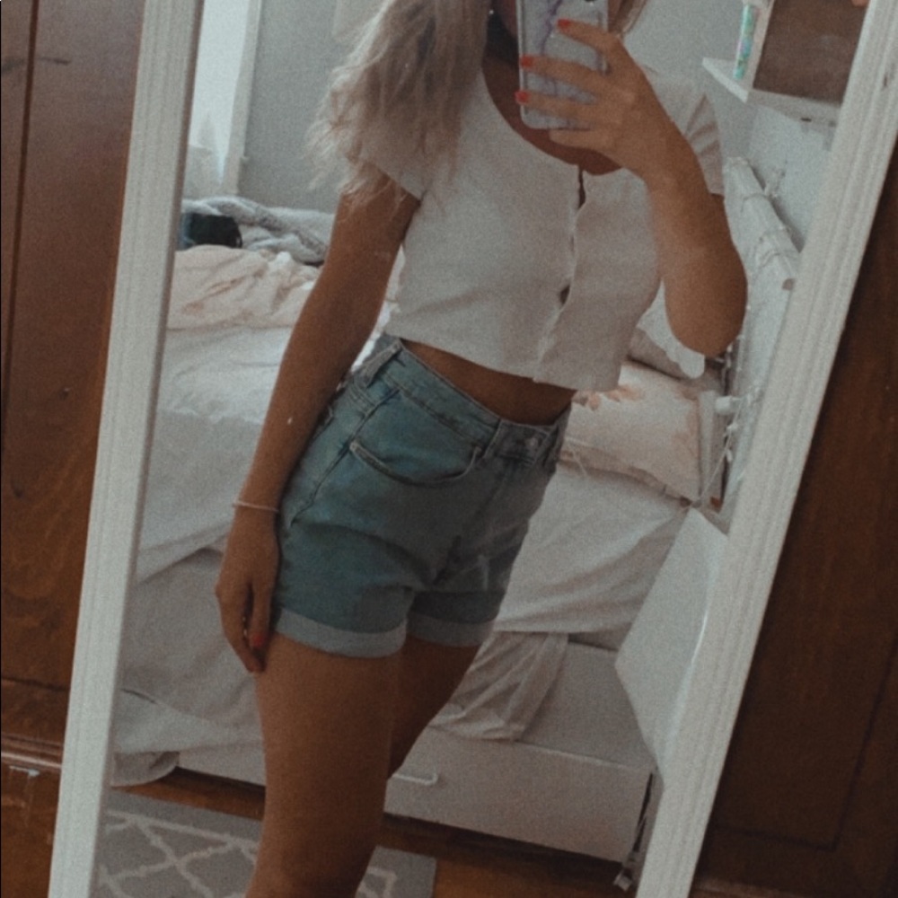 90’s Jenn Aniston style jean shorts
